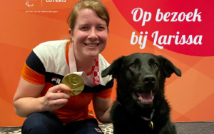 Uitgelichte afbeelding van een foto van Larissa met daarop de tekst "Op bezoek bij Larissa"