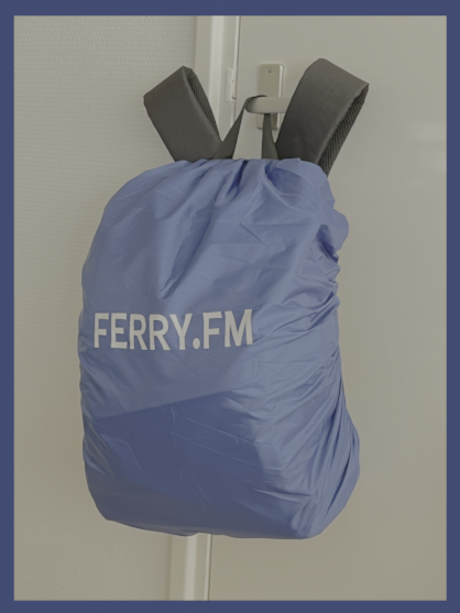 rugzak van Ferry met een regenhoes erom waar op staat FERRY.FM