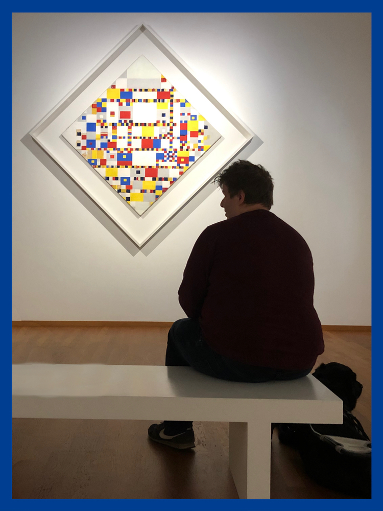 Ferry kijkt naar het schilderij Victory Boogie Woogie van Piet Mondriaan in Kuntsmuseum Den Haag.